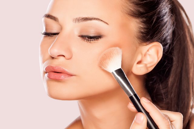 Mẹo trang điểm không bóng nhờn cho nữ văn phòng mùa nồm ẩm